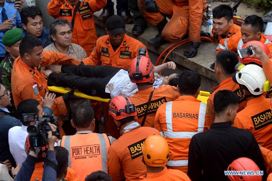 INDONESIA-TANGERANG-WALL COLLAPSE-EVACUATION