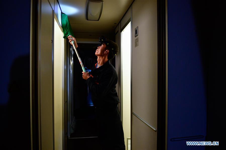 CHINA-XINING-SPRING FESTIVAL TRAVEL RUSH-HIGH SPEED TRAIN-WORKERS(CN)