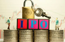 鼓勵(lì)持股滿三年的原有股東將部分老股向投資者轉(zhuǎn)讓,轉(zhuǎn)讓后,公司實(shí)際控制人不得發(fā)生變更。
嘉實(shí)財(cái)富管理有限公司財(cái)富管理總監(jiān)吳妙娟:老股轉(zhuǎn)讓也是一個(gè)亮點(diǎn),而不是像以前僅僅是發(fā)行新股。對股價(jià)做出穩(wěn)定的要求,對中小投資者利益有比較好的保護(hù)作用。