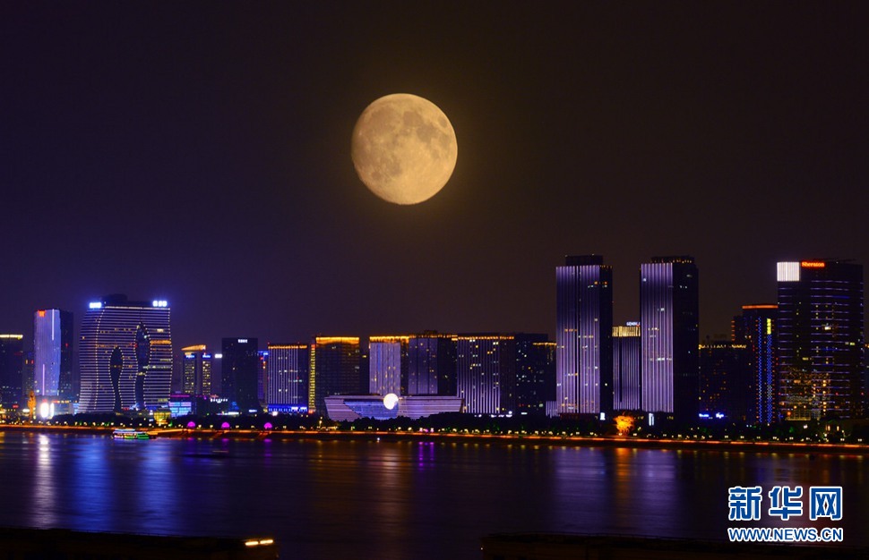 我站在陽臺拍風(fēng)景