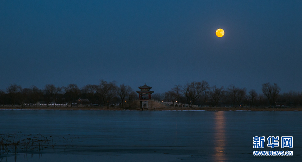 頤和園西堤紅月亮初升