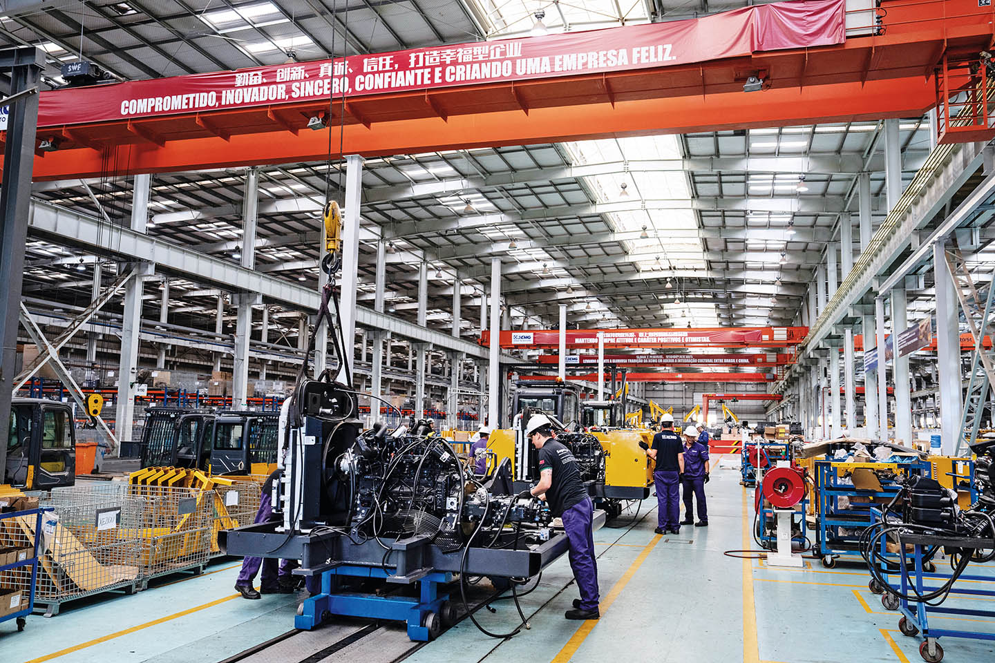 2025年1月27日,工人在巴西包索市的徐工巴西制造有限公司生产车间内工作 王天聪摄/本刊 2025年1月27日,工人在巴西包索市的徐工巴西制造有限公司生产车间内工作 王天聪摄/本刊