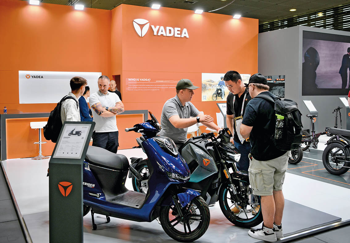 2025年9月6日,人们在德国柏林国际消费电子展雅迪展区参观 张豪夫摄/本刊 2025年9月6日,人们在德国柏林国际消费电子展雅迪展区参观 张豪夫摄/本刊