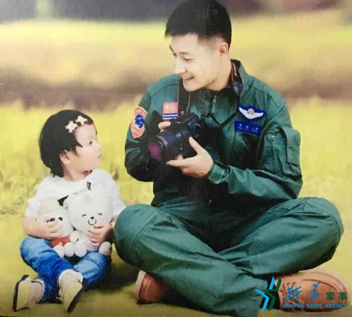 資料圖片：被選為艦載戰斗機飛行員的張超與女兒合影。
