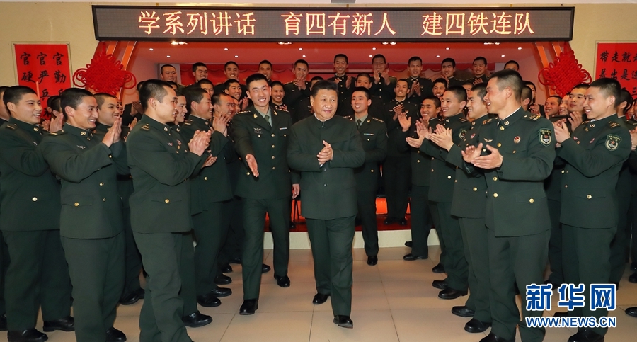 1月23日，習近平專程來到陸軍第65集團軍，深入基層連隊，看望慰問官兵，代表黨中央和中央軍委，向全軍指戰員、武警部隊官兵、民兵預備役人員致以誠摯問候和新春祝福。這是習近平在該集團軍“大功三連”同官兵在一起。新華社記者李剛攝