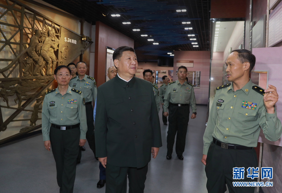 6月22日,正在山西省考察工作的中共中央總書記、國家主席、中央軍委主席習近平來到駐晉部隊某基地視察調研,代表黨中央和中央軍委,向基地組建50周年致以熱烈的祝賀,向老一輩創業者、廣大基地官兵致以崇高的敬意和誠摯的問候。這是習近平視察基地軍史館。新華社記者 李剛 攝 6月22日,正在山西省考察工作的中共中央總書記、國家主席、中央軍委主席習近平來到駐晉部隊某基地視察調研,代表黨中央和中央軍委,向基地組建50周年致以熱烈的祝賀,向老一輩創業者、廣大基地官兵致以崇高的敬意和誠摯的問候。這是習近平視察基地軍史館。新華社記者 李剛 攝