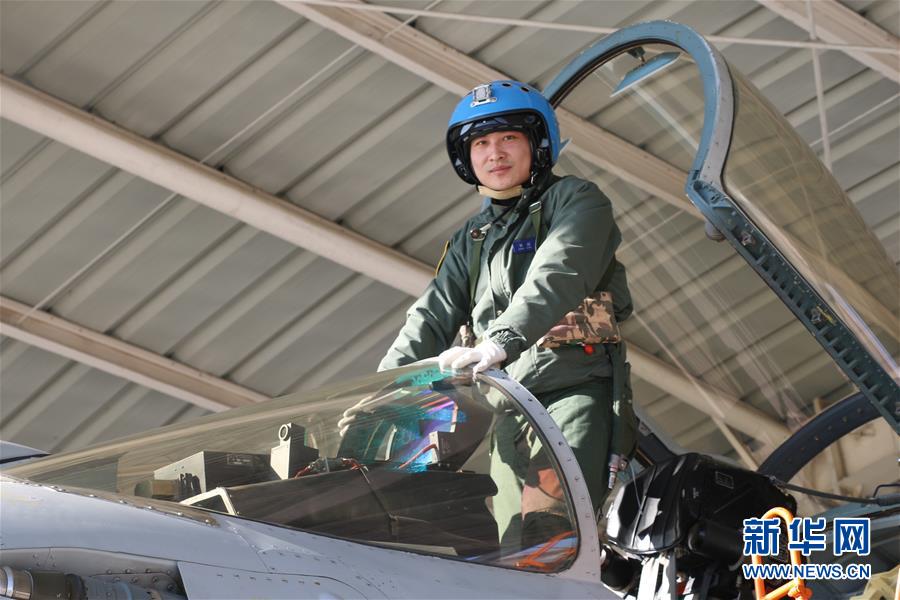 (建軍90周年·英雄·圖文互動)(1)聽,渤海灣有風吹過來——追記海軍某艦載航空兵部隊一級飛行員張超