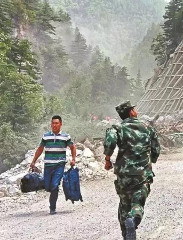 中國軍人:負重前行只為你能歲月靜好