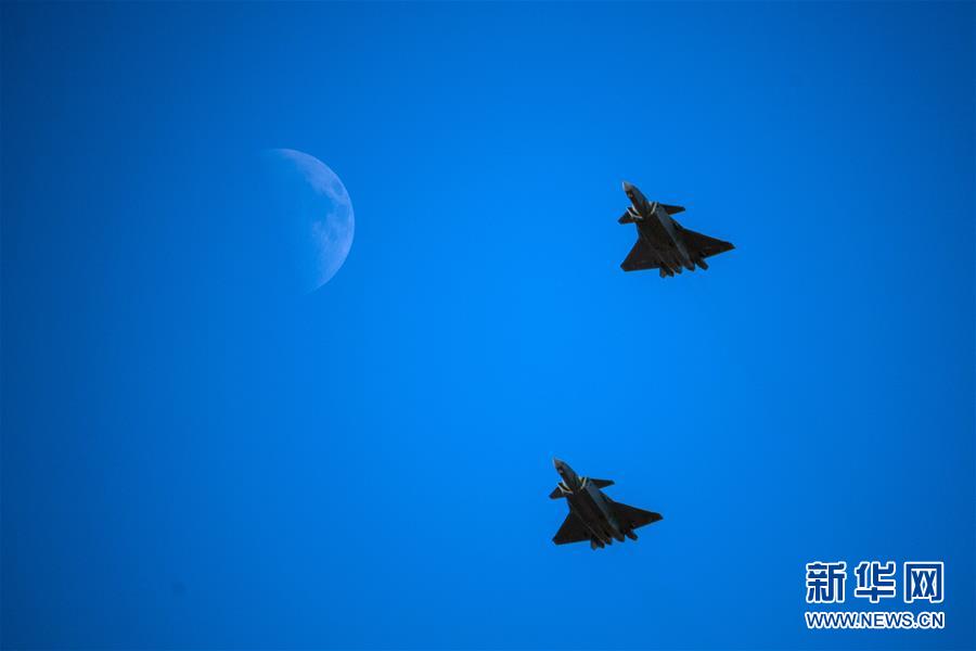 (圖文互動)(2)中國空軍發(fā)布強軍宣傳片《頭頂?shù)募覉@》