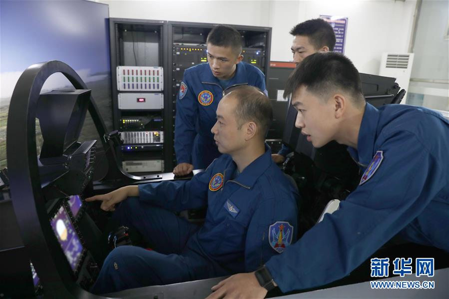 (圖文互動)(3)空中驕子——記空軍航空兵某旅飛行二大隊大隊長劉飛