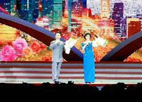 京劇演員于魁智、李勝素獻(xiàn)唱京劇《我是中國人》