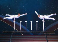 演員汪靜、高鴻陽在晚會上表演雜技《頂&mdash;&mdash;太極》