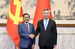 李希同越共中央政治局委員、中央書(shū)記處書(shū)記、中央檢查委員會(huì)主任陳錦繡舉行會(huì)談