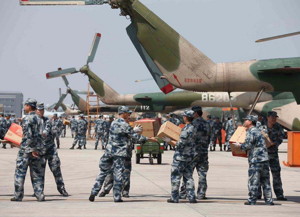 成都軍區空軍奮力投入抗震救災