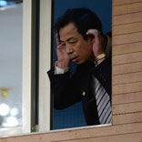 記者會現(xiàn)場調音師&ldquo;俯耳聽音&rdquo;