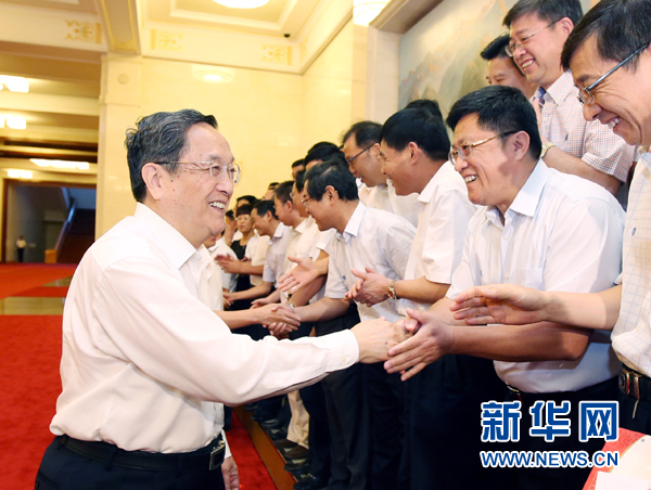 會(huì)前，俞正聲、張高麗接見援藏干部代表，向參加對(duì)口支援西藏工作的各地區(qū)各部門各單位和廣大援藏干部表示誠(chéng)摯問候。新華社記者 姚大偉 攝
