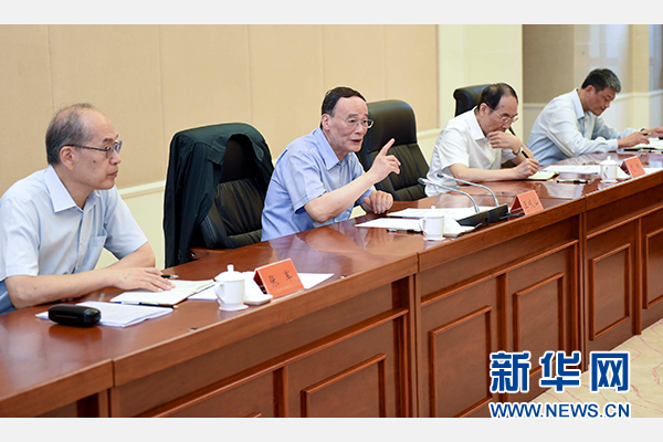 9月24日至26日，中共中央政治局常委、中央紀委書記王岐山在福建調研。這是9月25日，王岐山在上杭縣古田鎮(zhèn)主持召開座談會，聽取黨員和群眾代表對修訂廉政準則和黨紀處分條例的意見建議。新華社記者張鐸攝