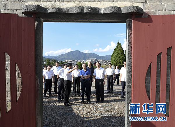9月24日至26日，中共中央政治局常委、中央紀委書記王岐山在福建調研。這是9月24日，王岐山在上杭縣古田鎮(zhèn)參觀古田會議會址。新華社記者張鐸攝