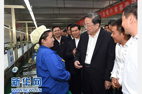 這是俞正聲等在喀什經(jīng)濟(jì)開發(fā)區(qū)深圳產(chǎn)業(yè)園視察電子產(chǎn)品生產(chǎn)線,并與現(xiàn)場(chǎng)工人親切交流。新華社記者 饒愛民 攝 這是俞正聲等在喀什經(jīng)濟(jì)開發(fā)區(qū)深圳產(chǎn)業(yè)園視察電子產(chǎn)品生產(chǎn)線,并與現(xiàn)場(chǎng)工人親切交流。新華社記者 饒愛民 攝
