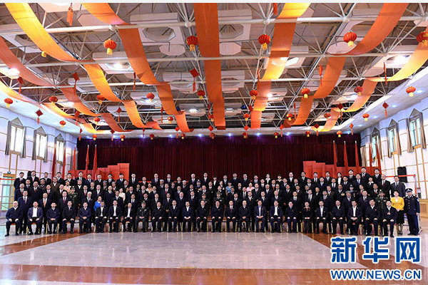 這是俞正聲同喀什地區(qū)有關(guān)負(fù)責(zé)同志、各界人士代表、援疆干部代表合影留念。新華社記者 饒愛民 攝 這是俞正聲同喀什地區(qū)有關(guān)負(fù)責(zé)同志、各界人士代表、援疆干部代表合影留念。新華社記者 饒愛民 攝