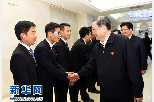 這是俞正聲會(huì)見在喀什地區(qū)鄉(xiāng)鎮(zhèn)工作的內(nèi)地高校畢業(yè)生代表。新華社記者 饒愛民 攝 這是俞正聲會(huì)見在喀什地區(qū)鄉(xiāng)鎮(zhèn)工作的內(nèi)地高校畢業(yè)生代表。新華社記者 饒愛民 攝
