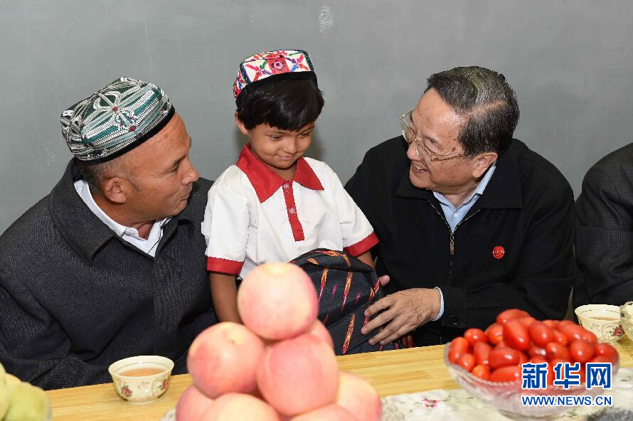 9月27日,中共中央政治局常委、全國政協主席、中央代表團團長俞正聲率中央代表團部分成員赴喀什地區莎車縣看望各族干部群眾。這是俞正聲到新疆生產建設兵團第三師莎車農場維吾爾族團場職工家中看望,并向小朋友贈送學習用品。新華社記者 饒愛民 攝 9月27日,中共中央政治局常委、全國政協主席、中央代表團團長俞正聲率中央代表團部分成員赴喀什地區莎車縣看望各族干部群眾。這是俞正聲到新疆生產建設兵團第三師莎車農場維吾爾族團場職工家中看望,并向小朋友贈送學習用品。新華社記者 饒愛民 攝