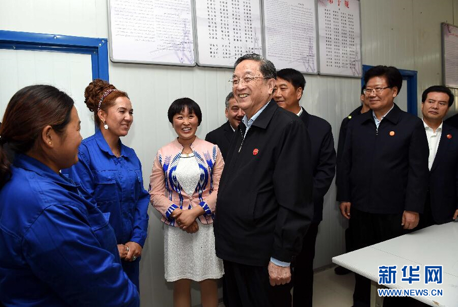 9月27日,中共中央政治局常委、全國政協主席、中央代表團團長俞正聲率中央代表團部分成員來到新疆英吉沙縣喀什中興手套有限公司考察。新華社記者 饒愛民 攝 9月27日,中共中央政治局常委、全國政協主席、中央代表團團長俞正聲率中央代表團部分成員來到新疆英吉沙縣喀什中興手套有限公司考察。新華社記者 饒愛民 攝