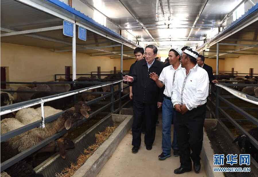 9月27日,中共中央政治局常委、全國政協主席、中央代表團團長俞正聲率中央代表團部分成員赴喀什地區莎車縣看望各族干部群眾。這是俞正聲在新疆生產建設兵團第三師莎車農場實地察看萬只羊養殖基地。新華社記者 饒愛民 攝 9月27日,中共中央政治局常委、全國政協主席、中央代表團團長俞正聲率中央代表團部分成員赴喀什地區莎車縣看望各族干部群眾。這是俞正聲在新疆生產建設兵團第三師莎車農場實地察看萬只羊養殖基地。新華社記者 饒愛民 攝