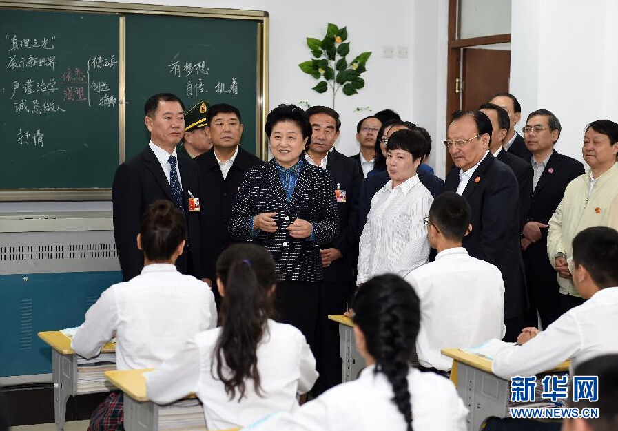 9月27日,中共中央政治局委員、國務院副總理、中央代表團副團長劉延東率中央代表團分團,帶著黨中央、國務院的親切關懷和全國各族人民的深切情誼,來到和田地區、阿克蘇地區慰問各族干部群眾,并祝賀大家中秋節快樂。這是劉延東視察對口援建的和田天津中學。新華社記者 張領 攝 9月27日,中共中央政治局委員、國務院副總理、中央代表團副團長劉延東率中央代表團分團,帶著黨中央、國務院的親切關懷和全國各族人民的深切情誼,來到和田地區、阿克蘇地區慰問各族干部群眾,并祝賀大家中秋節快樂。這是劉延東視察對口援建的和田天津中學。新華社記者 張領 攝
