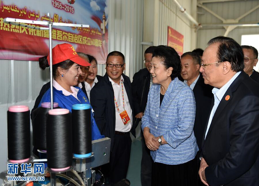 9月28日，中共中央政治局委員、國務(wù)院副總理、中央代表團(tuán)副團(tuán)長劉延?xùn)|率中央代表團(tuán)分團(tuán)赴阿克蘇地區(qū)、伊犁哈薩克自治州慰問，與各族干部群眾共度節(jié)日、共享歡樂。這是劉延?xùn)|在阿克蘇紡織工業(yè)城慰問棉紡工人。新華社記者張領(lǐng)攝