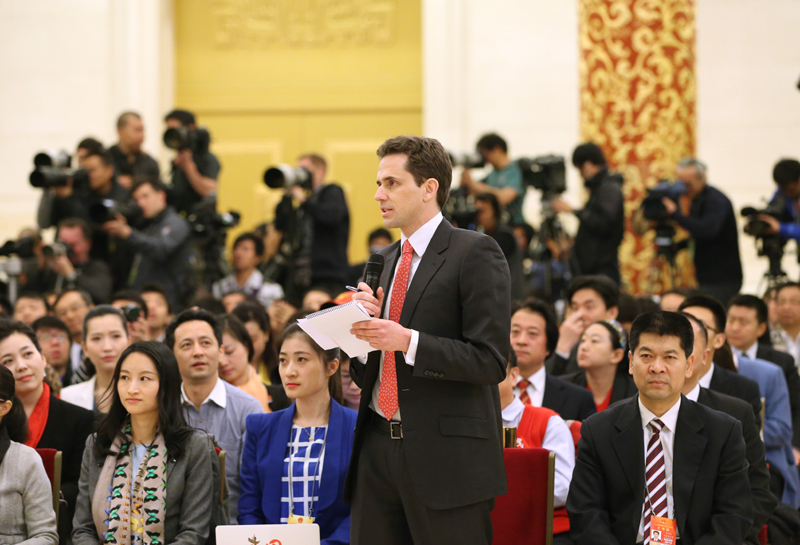 3月15日，國務(wù)院總理李克強(qiáng)在北京人民大會堂與中外記者見面，并回答記者提問。這是一位記者在提問。 新華社記者 劉衛(wèi)兵攝