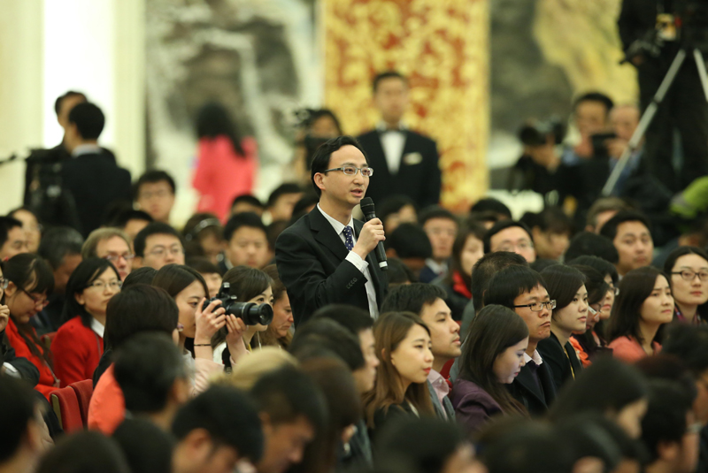 3月15日，國務(wù)院總理李克強(qiáng)在北京人民大會堂與中外記者見面，并回答記者提問。這是一位記者在提問。 新華社記者 龐興雷 攝