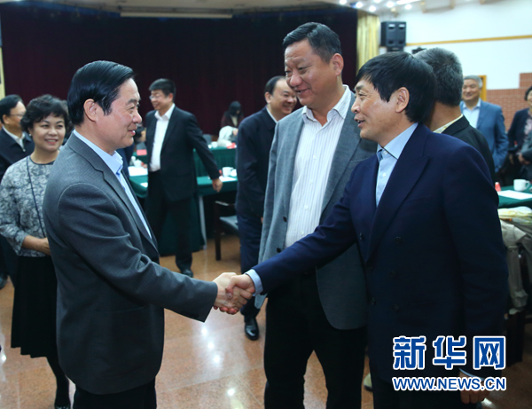 4月12日，中共中央政治局委員、中央書記處書記、中宣部部長(zhǎng)劉奇葆在北京出席“走向世界的中國兒童文學(xué)”座談會(huì)并講話。這是座談會(huì)后，劉奇葆與國際安徒生獎(jiǎng)獲得者、兒童文學(xué)作家曹文軒握手。新華社記者丁海濤攝