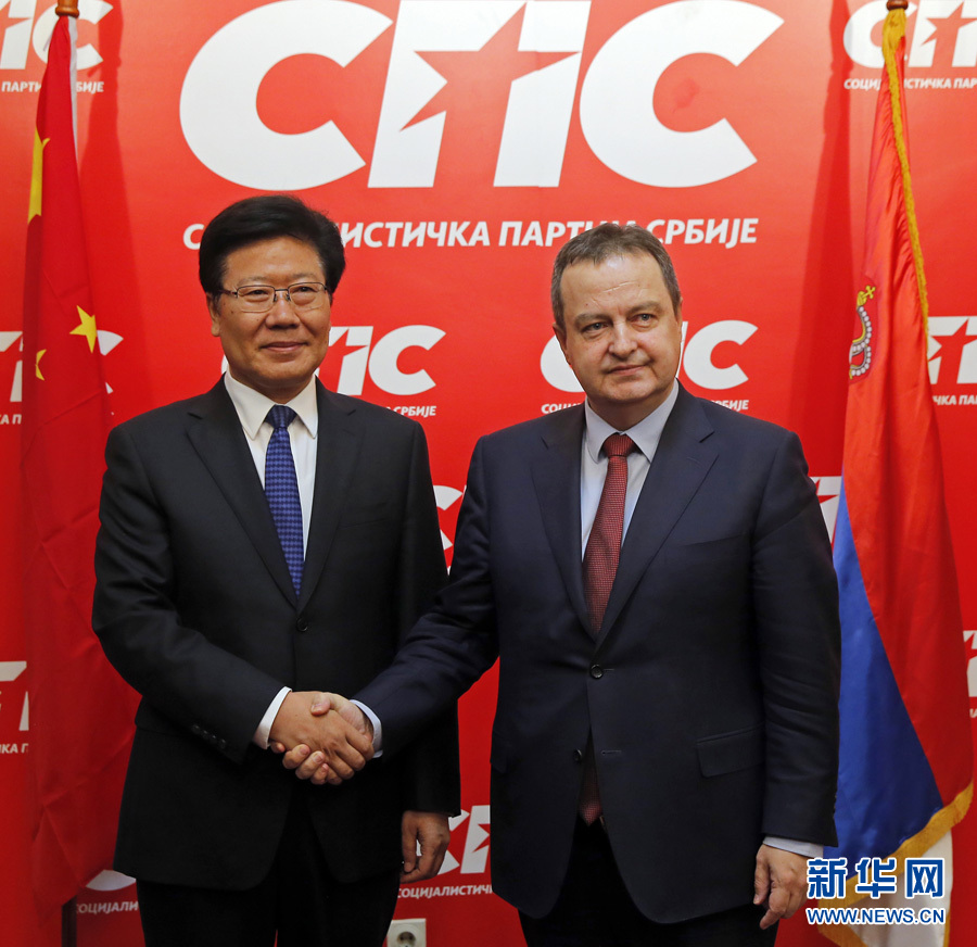 4月13日，中共中央政治局委員、中央黨的建設工作領導小組副組長張春賢（左）在塞爾維亞貝爾格萊德會見塞社會黨主席、政府第一副總理兼外長達契奇。新華社發（普雷德拉格·米洛薩夫列維奇攝）