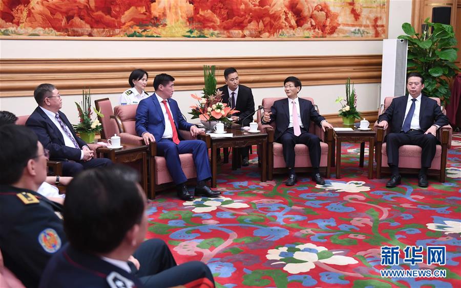 5月8日，中共中央政治局委員、中央政法委書記孟建柱在北京中南海會(huì)見(jiàn)蒙古國(guó)法律內(nèi)務(wù)部部長(zhǎng)賓巴朝格特。 新華社記者 張鐸 攝