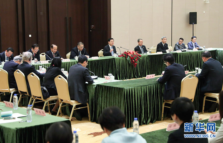 5月8日至10日，中共中央政治局常委、全國(guó)人大常委會(huì)委員長(zhǎng)張德江視察澳門(mén)特別行政區(qū)。這是5月10日，張德江與教育工作者和學(xué)生代表座談。新華社記者 龐興雷 攝