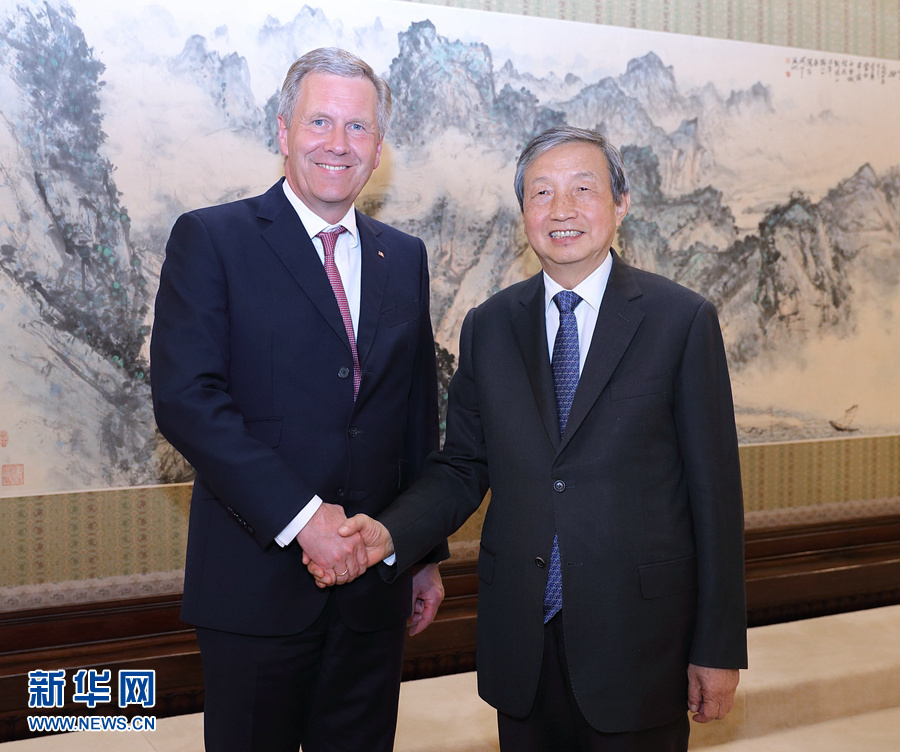 6月13日,國務(wù)院副總理馬凱在北京中南海紫光閣會(huì)見德國前總統(tǒng)、全球中小企業(yè)聯(lián)盟全球主席武爾夫。 新華社記者 王曄 攝 6月13日,國務(wù)院副總理馬凱在北京中南海紫光閣會(huì)見德國前總統(tǒng)、全球中小企業(yè)聯(lián)盟全球主席武爾夫。 新華社記者 王曄 攝