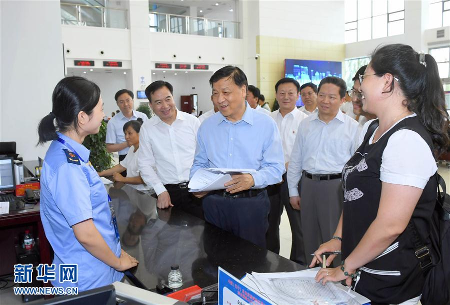 6月22日至24日，中共中央政治局常委、中央書記處書記劉云山在遼寧調研。這是6月22日，劉云山在中國（遼寧）自貿試驗區營口片區與干部群眾深入交流。新華社記者 張鐸 攝