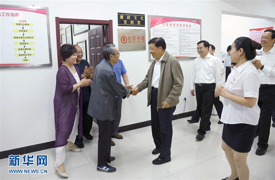 6月22日至24日，中共中央政治局常委、中央書記處書記劉云山在遼寧調研。這是6月23日，劉云山在錦州市西街社區與干部群眾深入交流。新華社記者 張鐸 攝
