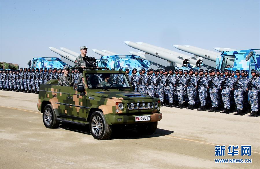 7月30日上午，慶祝中國人民解放軍建軍90周年閱兵在朱日和聯合訓練基地隆重舉行。中共中央總書記、國家主席、中央軍委主席習近平檢閱部隊并發表重要講話。這是習近平乘車檢閱部隊。新華社記者 李濤 攝