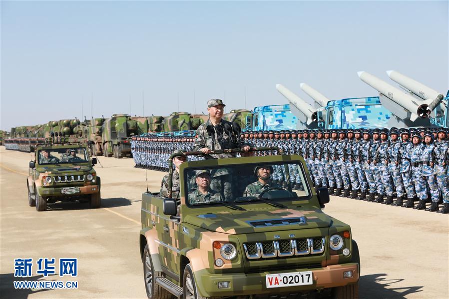 7月30日上午，慶祝中國人民解放軍建軍90周年閱兵在朱日和聯合訓練基地隆重舉行。中共中央總書記、國家主席、中央軍委主席習近平檢閱部隊并發表重要講話。這是習近平乘車檢閱部隊。新華社記者 李剛 攝