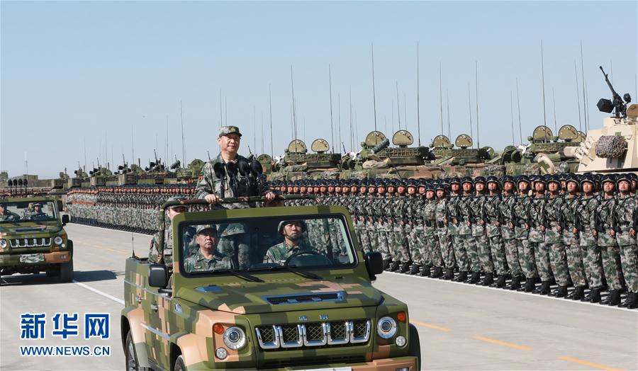 7月30日上午，慶祝中國人民解放軍建軍90周年閱兵在朱日和聯合訓練基地隆重舉行。中共中央總書記、國家主席、中央軍委主席習近平檢閱部隊并發表重要講話。這是習近平乘車檢閱部隊。新華社記者 李剛 攝