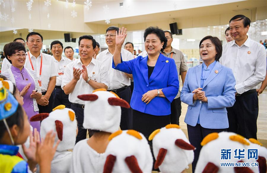 8月9日，中共中央政治局委員、國務(wù)院副總理、中央代表團副團長劉延?xùn)|率中央代表團二分團到赤峰看望慰問各族干部群眾。這是劉延?xùn)|在赤峰市青少年宮與青少年熱烈互動。新華社記者 連振 攝