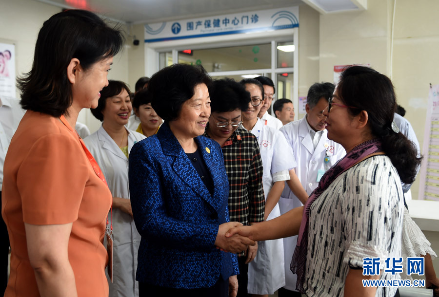 8月9日，中共中央政治局委員、中央統(tǒng)戰(zhàn)部部長、中央代表團副團長孫春蘭率中央代表團三分團，先后赴內蒙古自治區(qū)烏海市、阿拉善盟看望各族干部群眾。這是孫春蘭在烏海市婦兒醫(yī)療預防保健中心同患者親切交談。新華社記者 任軍川 攝