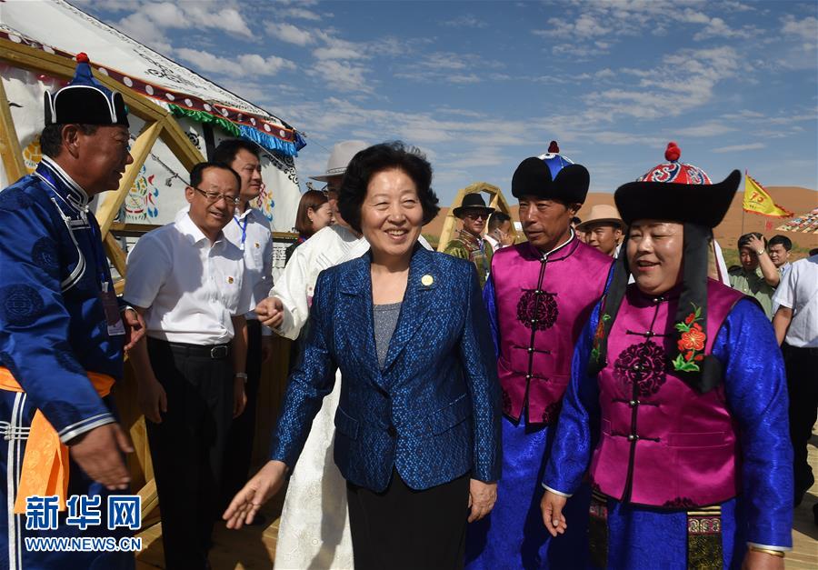 8月10日，中共中央政治局委員、中央統(tǒng)戰(zhàn)部部長(zhǎng)、中央代表團(tuán)副團(tuán)長(zhǎng)孫春蘭率中央代表團(tuán)三分團(tuán)繼續(xù)在內(nèi)蒙古自治區(qū)阿拉善盟看望慰問(wèn)，把以習(xí)近平同志為核心的黨中央的親切關(guān)懷和全國(guó)各族人民的美好祝福帶給阿拉善各族各界干部群眾。這是孫春蘭在牧民張輝生（右二）家了解生產(chǎn)生活情況。新華社記者 任軍川 攝