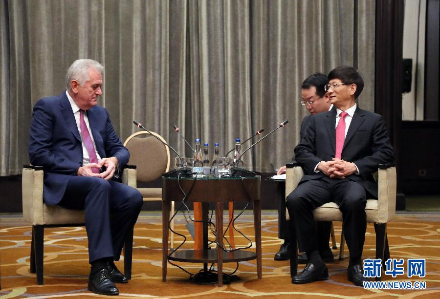 9月11日，在塞爾維亞首都貝爾格萊德，習(xí)近平主席特使、中共中央政治局委員、中央政法委書記孟建柱（右）會(huì)見塞爾維亞前總統(tǒng)尼科利奇（左）。新華社記者王慧娟攝