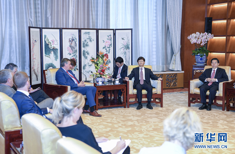 9月26日，中共中央政治局委員、中央政法委書記孟建柱在北京會見來華出席國際刑警組織第86屆全體大會的比利時副首相兼內(nèi)政大臣讓邦。國務委員、公安部部長郭聲琨參加有關會見。新華社記者 張領 攝
