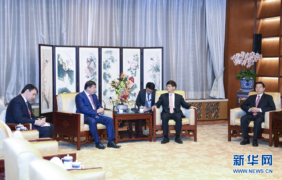 9月26日，中共中央政治局委員、中央政法委書記孟建柱在北京會見來華出席國際刑警組織第86屆全體大會的塔吉克斯坦內(nèi)務部長拉希姆佐達。國務委員、公安部部長郭聲琨參加有關會見。新華社記者 張領 攝