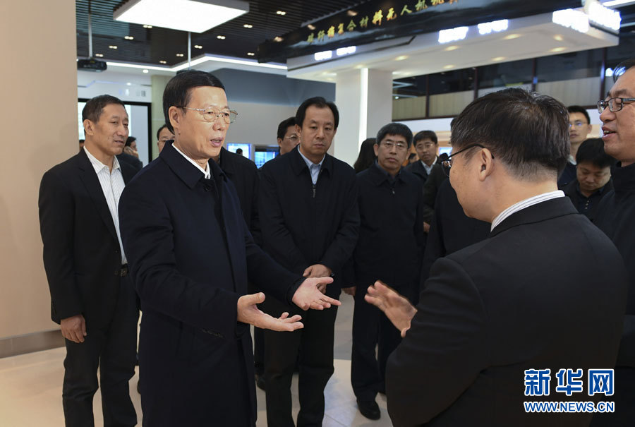 11月14日至15日，國務院副總理張高麗在黑龍江調研。這是11月14日，張高麗到黑龍江工業技術研究院成果展示中心，了解產學研結合推動創新發展情況。 新華社記者 高潔 攝