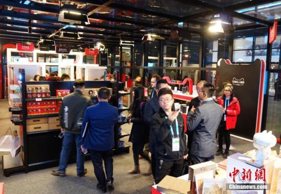 走進(jìn)“互聯(lián)網(wǎng)之光”博覽會，無人超市是本次展會最大的熱點，顧客可用二維碼進(jìn)入超市，實現(xiàn)全自動購物。